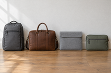 Sac à dos, sacoche en cuir, housse en feutrine et pochette d'ordinateur alignés contre un mur blanc