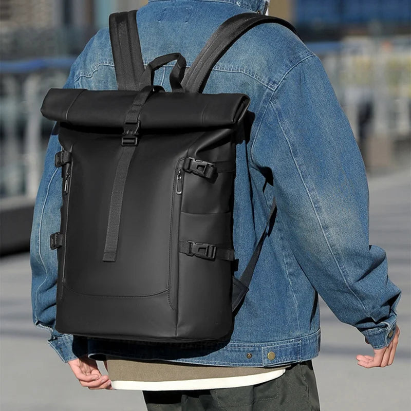 Un sac à dos ordinateur au haut enroulable