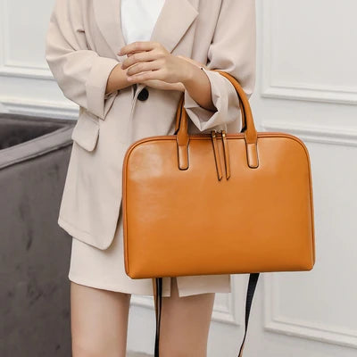 Au bureau, un sac de travail féminin et pratique