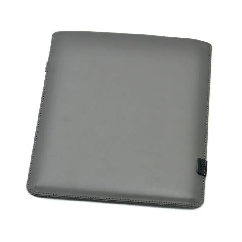 Une housse ordinateur fine en simili cuir microfibre