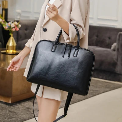 Un sac ordinateur femme en cuir lisse et souple