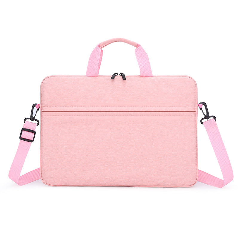 Au bureau, en cours ou accrochée à la valise