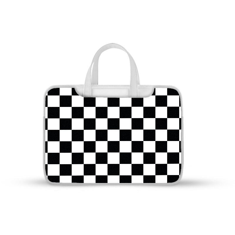 Une pochette ordinateur à poignées au motif damier