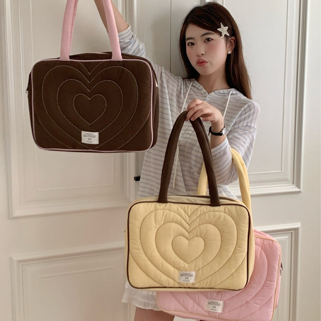 Pochette ordinateur femme à cœur matelassé, anses contrastées