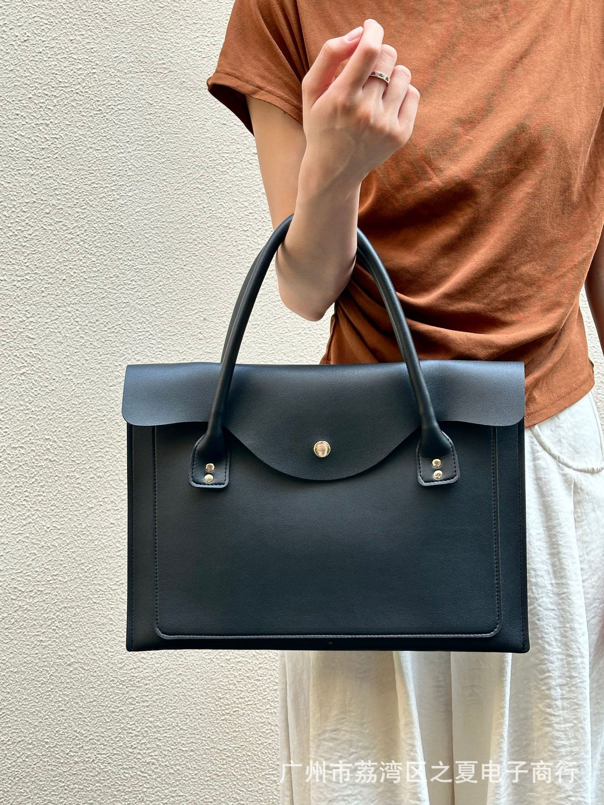 Une pochette ordinateur femme au rabat ondulé