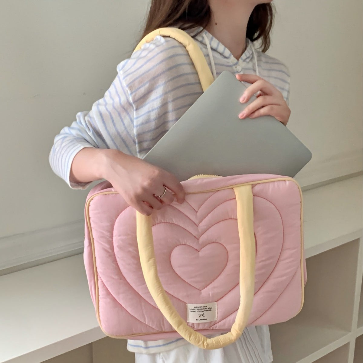 Pochette ordinateur femme à cœur matelassé, anses contrastées