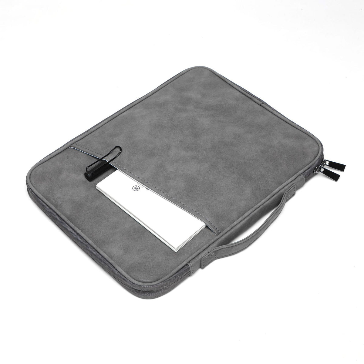 Une pochette tablette en simili daim doublée de peluche