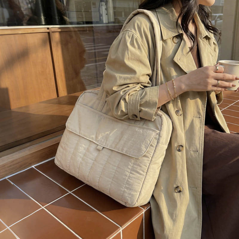 Un sac ordinateur femme matelassé au toucher doux