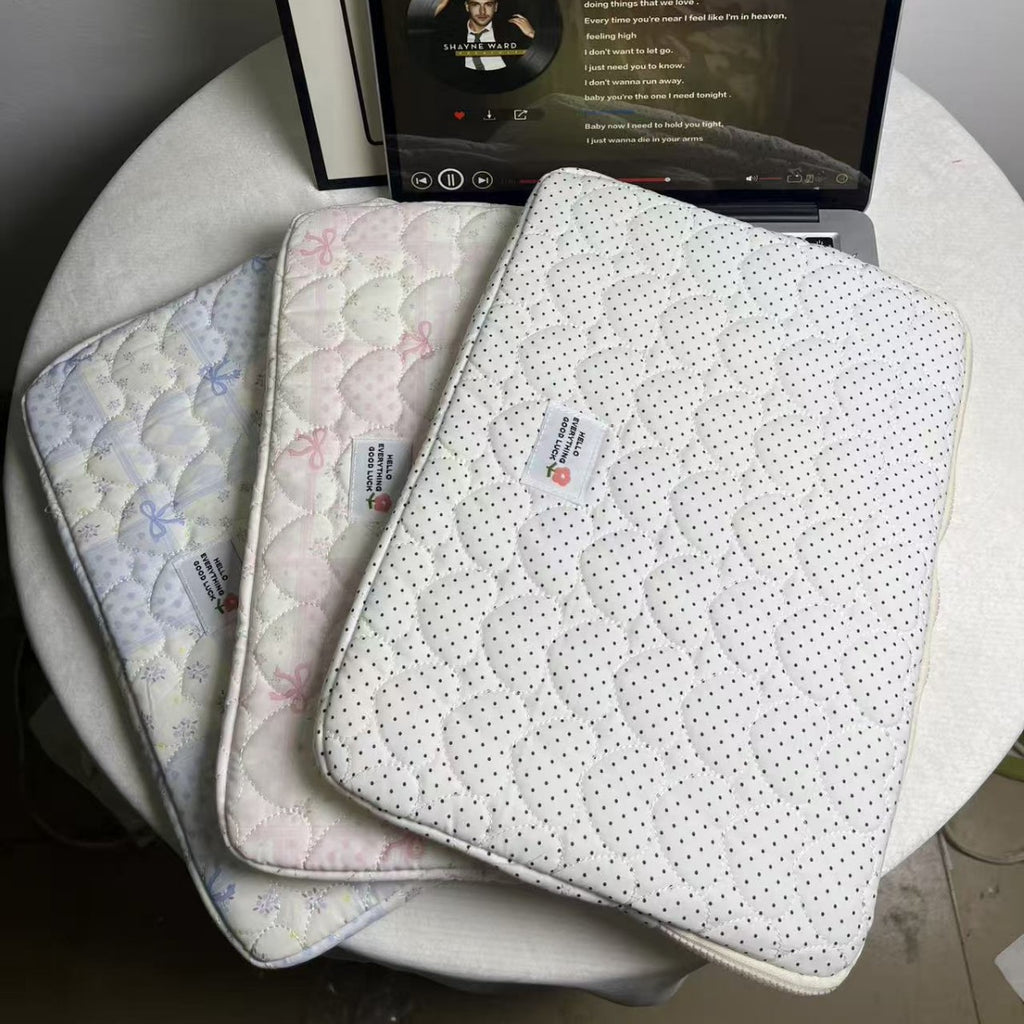 Housse ordinateur matelassée à cœurs en nylon, coloris pastel