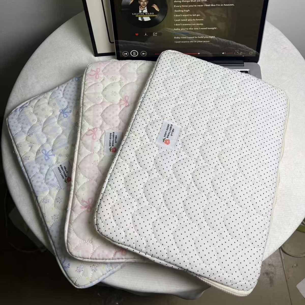 Housse ordinateur matelassée à cœurs en nylon, coloris pastel