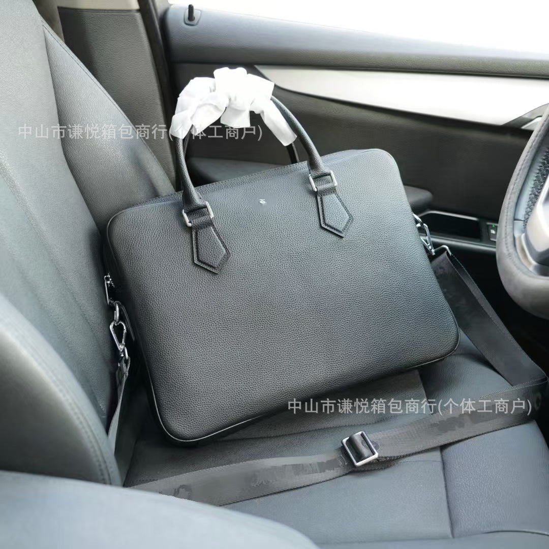 Un porte-documents en cuir de vache grainé