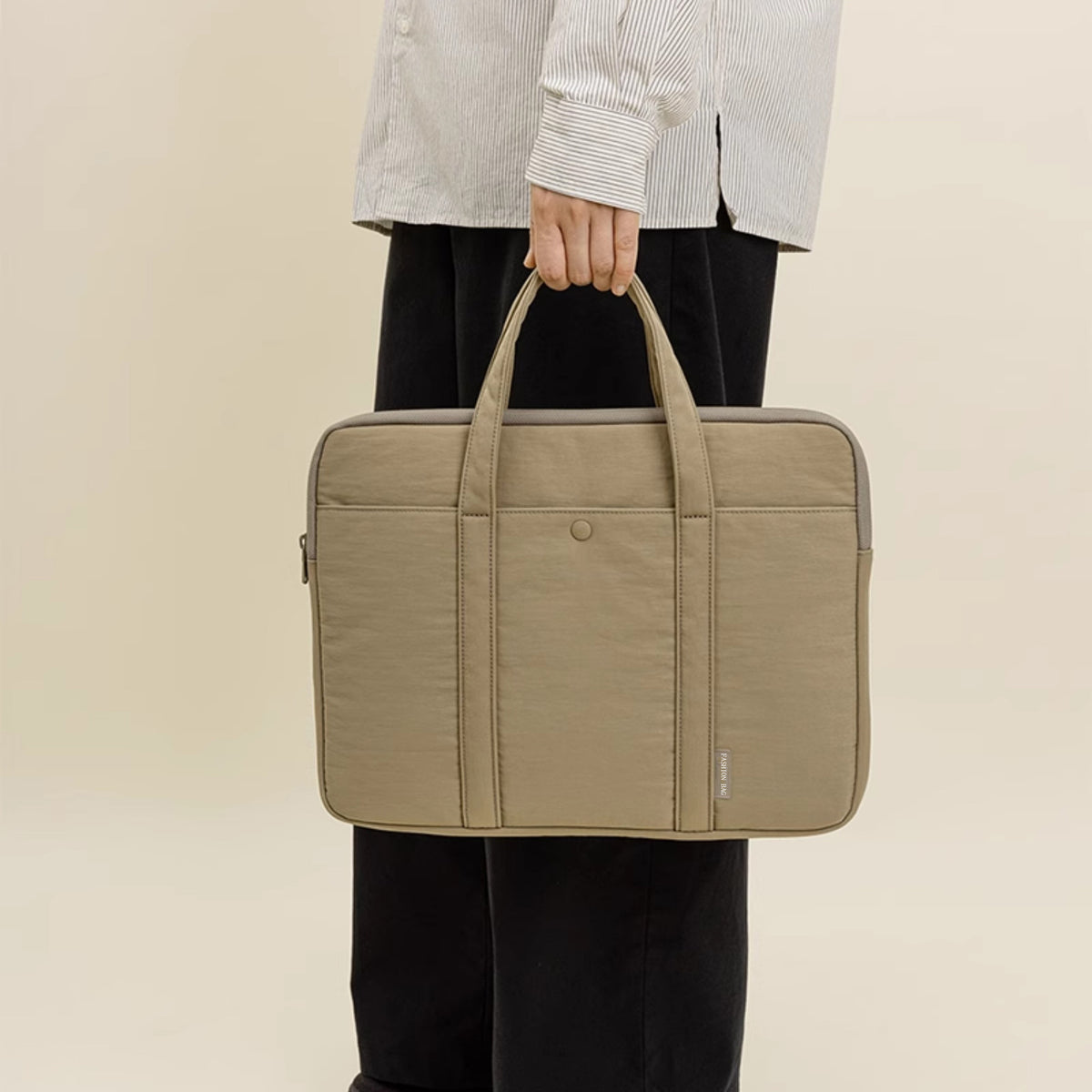 En cours ou au bureau, la pochette à poignées