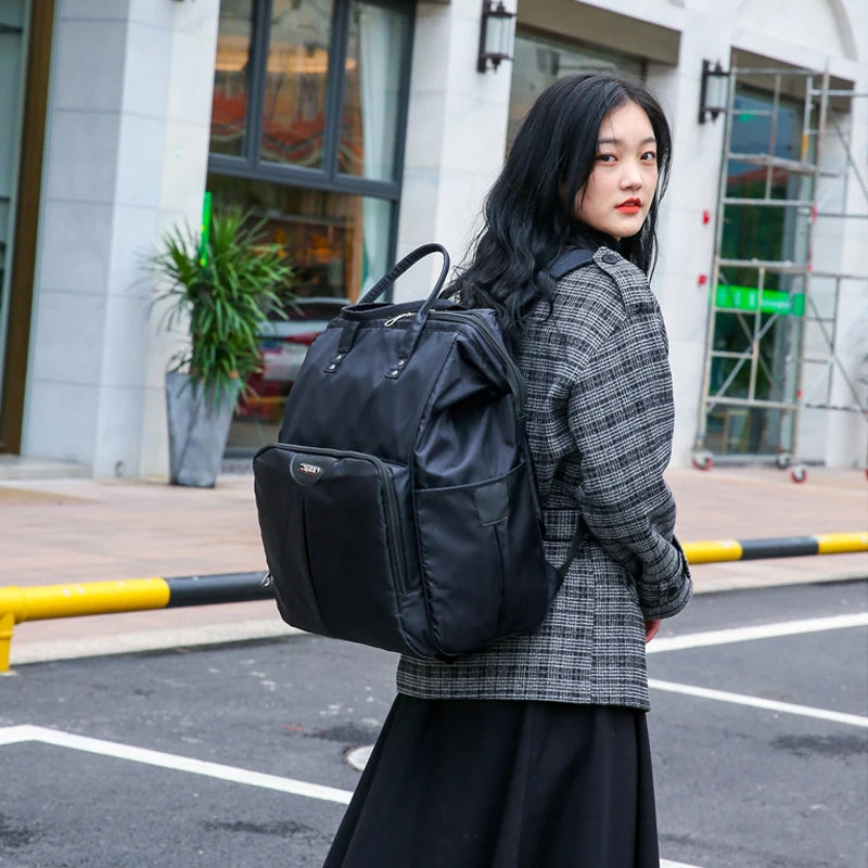 Un sac à dos à roulettes sur chariot détachable