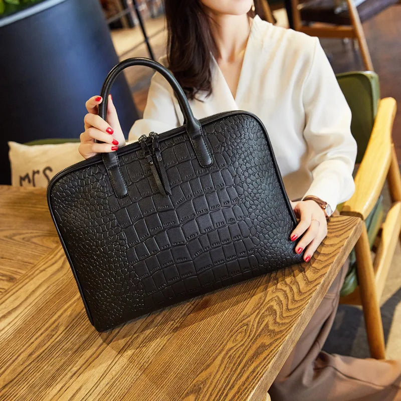 Un sac ordinateur femme en simili cuir effet croco