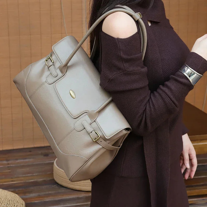 Sac ordinateur cuir femme à rabat et boucles dorées, 37 x 27 cm
