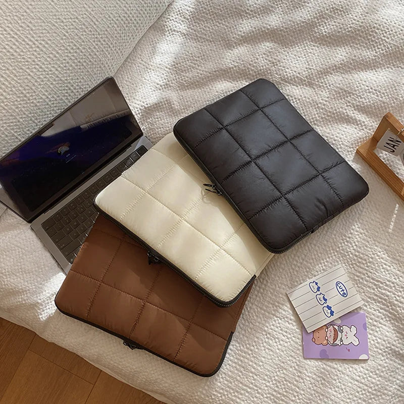 Une housse ordinateur matelassée façon doudoune