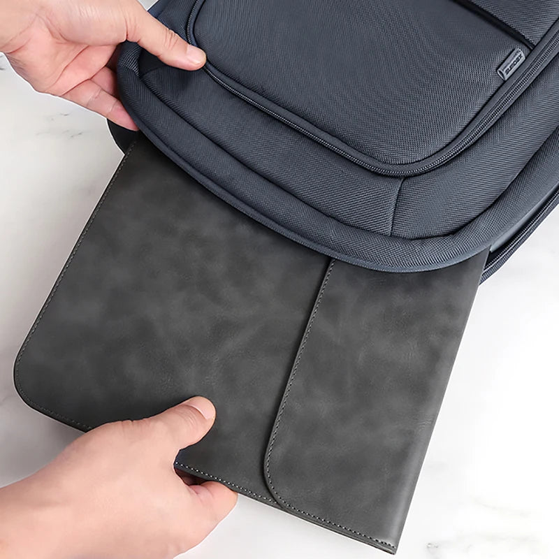 Housse ordinateur effet daim à rabat, trousse chargeur en option