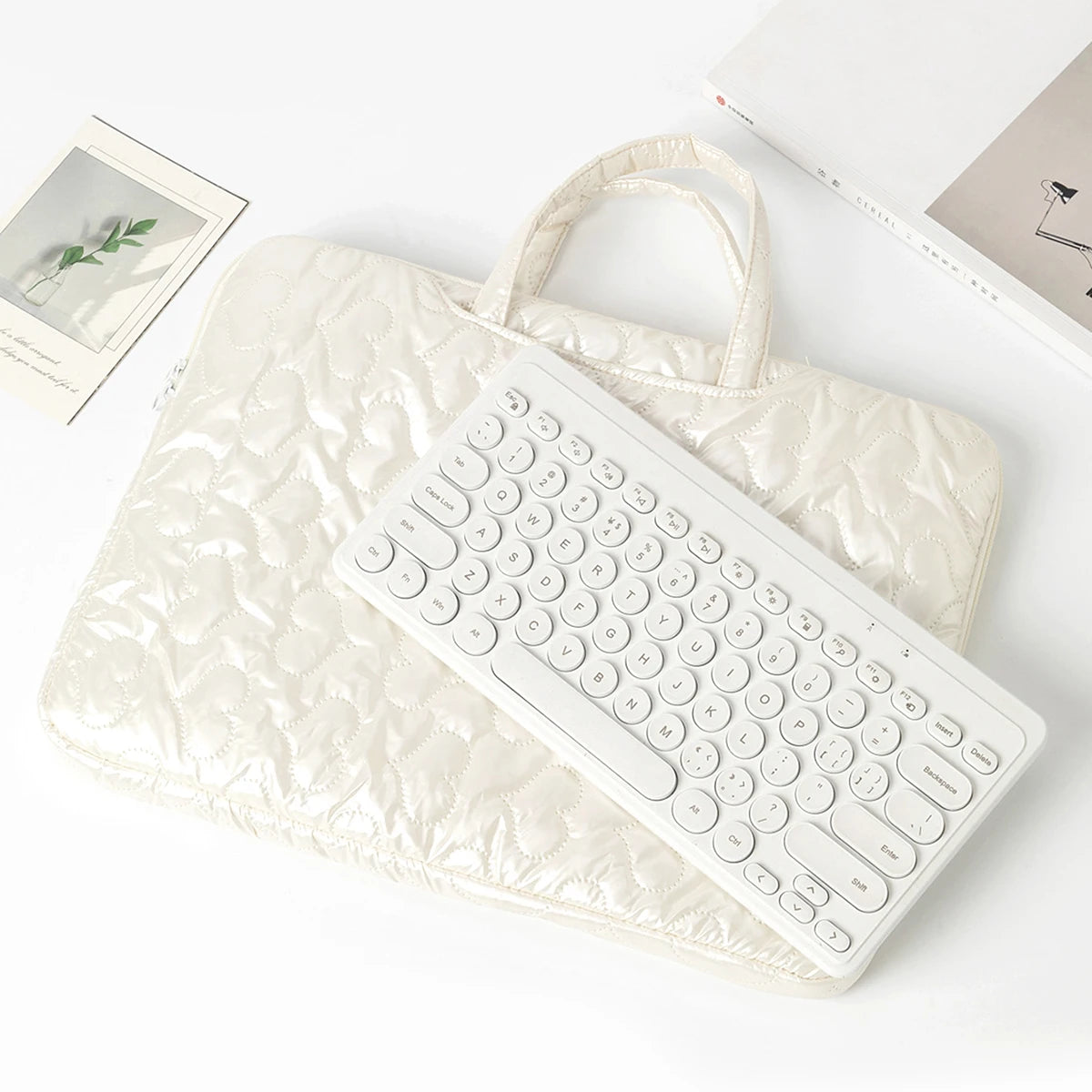 Une pochette de 38 cm au poids plume