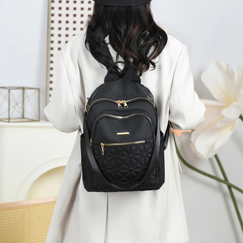 Sac à dos ordinateur compact en nylon matelassé, finitions dorées