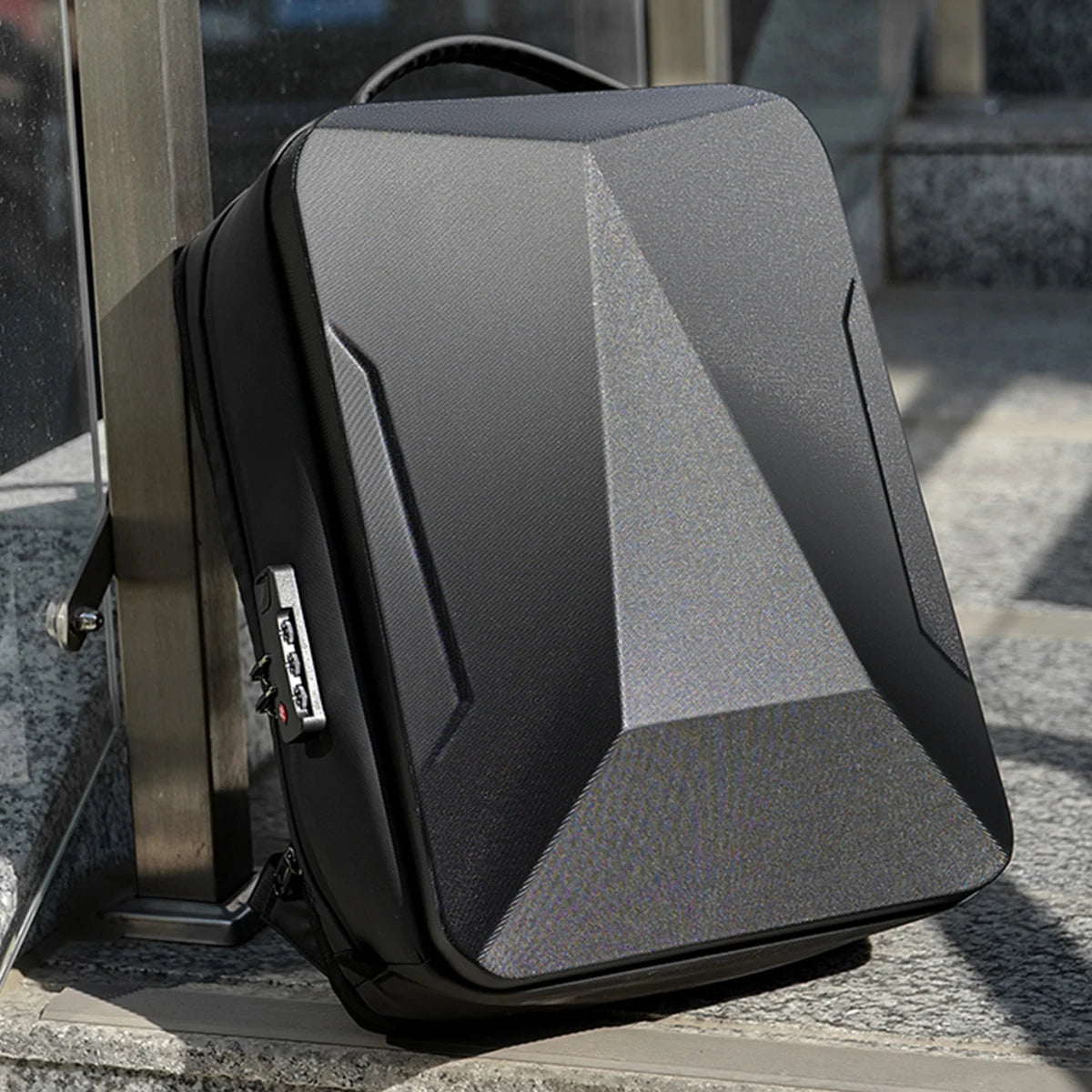 Un sac à dos antivol avec cadenas à code