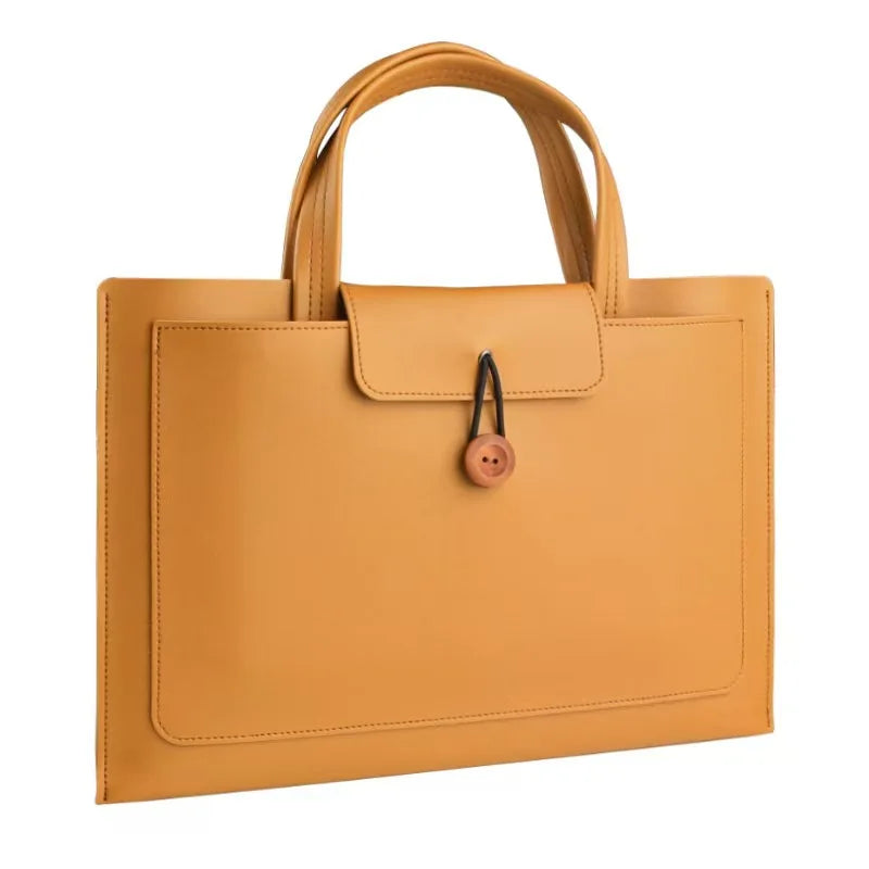 Une pochette ordinateur en simili cuir au rabat boutonné
