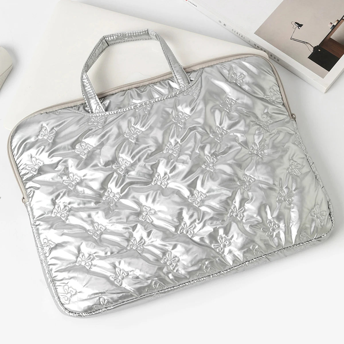 Une pochette ordinateur matelassée façon doudoune brillante