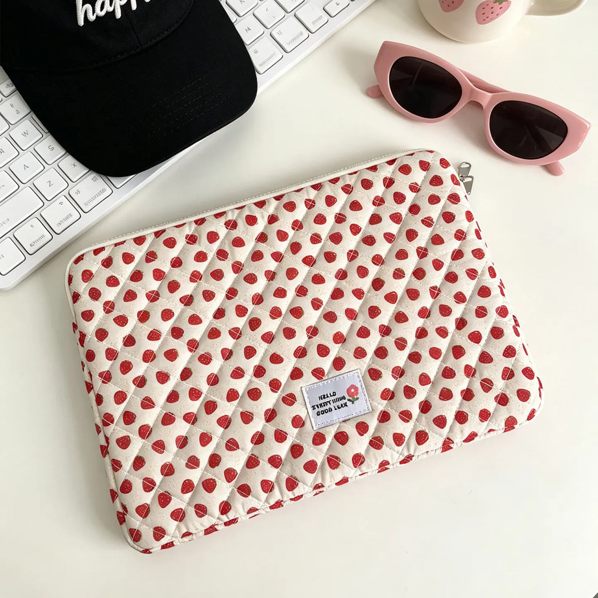Une pochette ordinateur matelassée à motif fraises