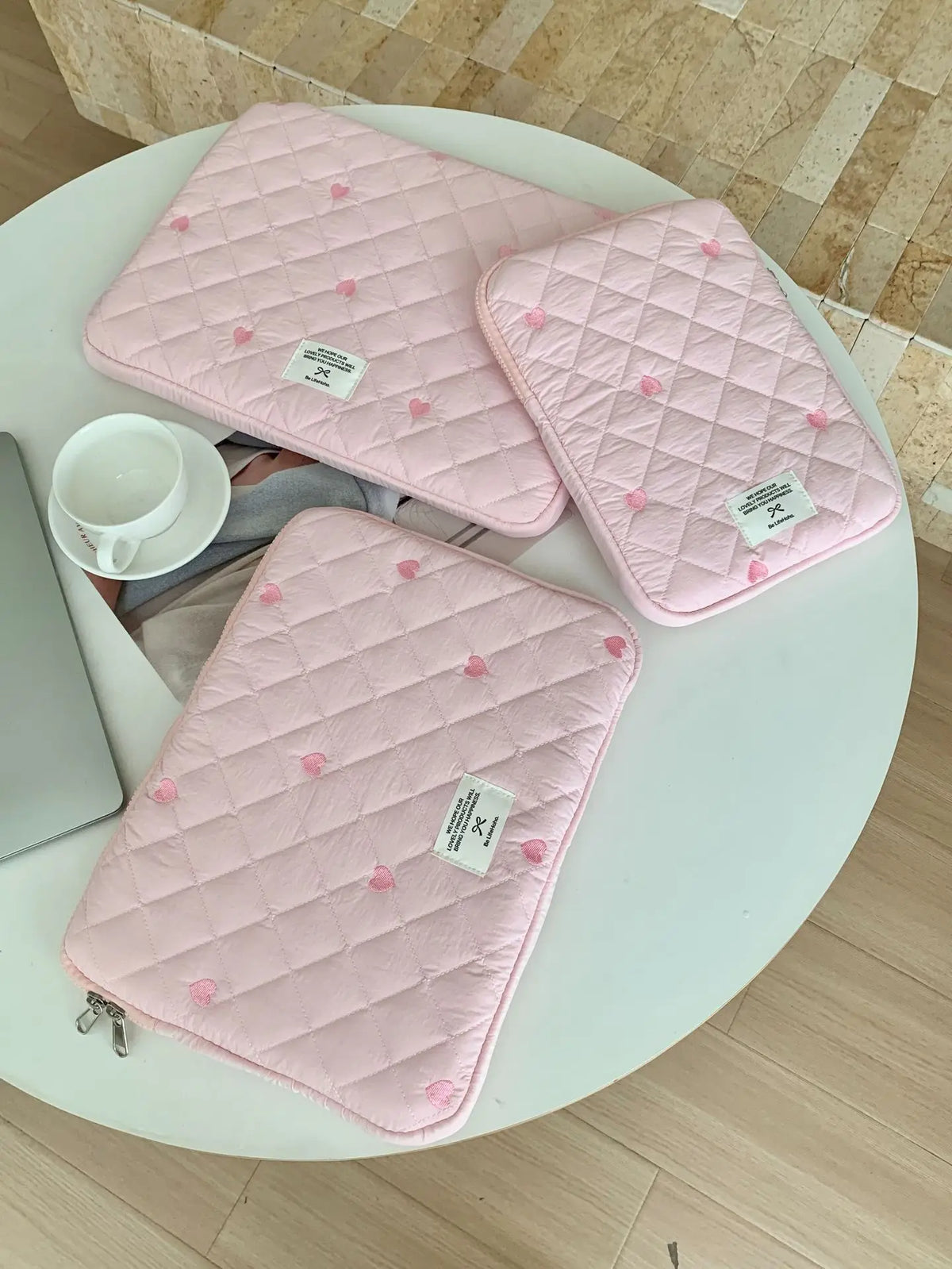 Une pochette ordinateur femme capitonnée de cœurs roses