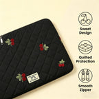 Pochette ordinateur femme matelassée noire, cerises brodées