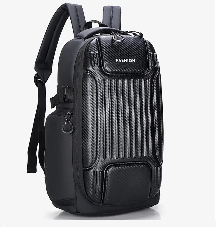 Un sac à dos ordinateur à façade rigide rainurée
