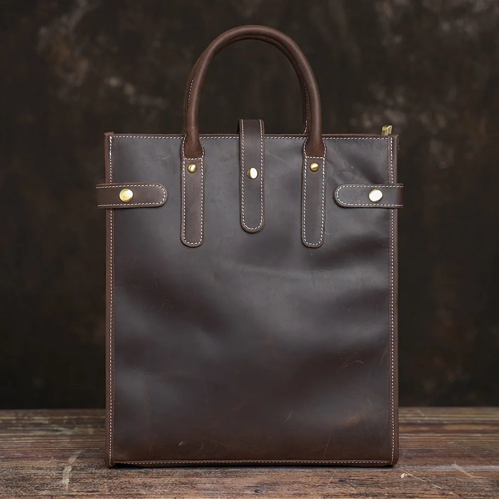 Une sacoche ordinateur en cuir au format vertical
