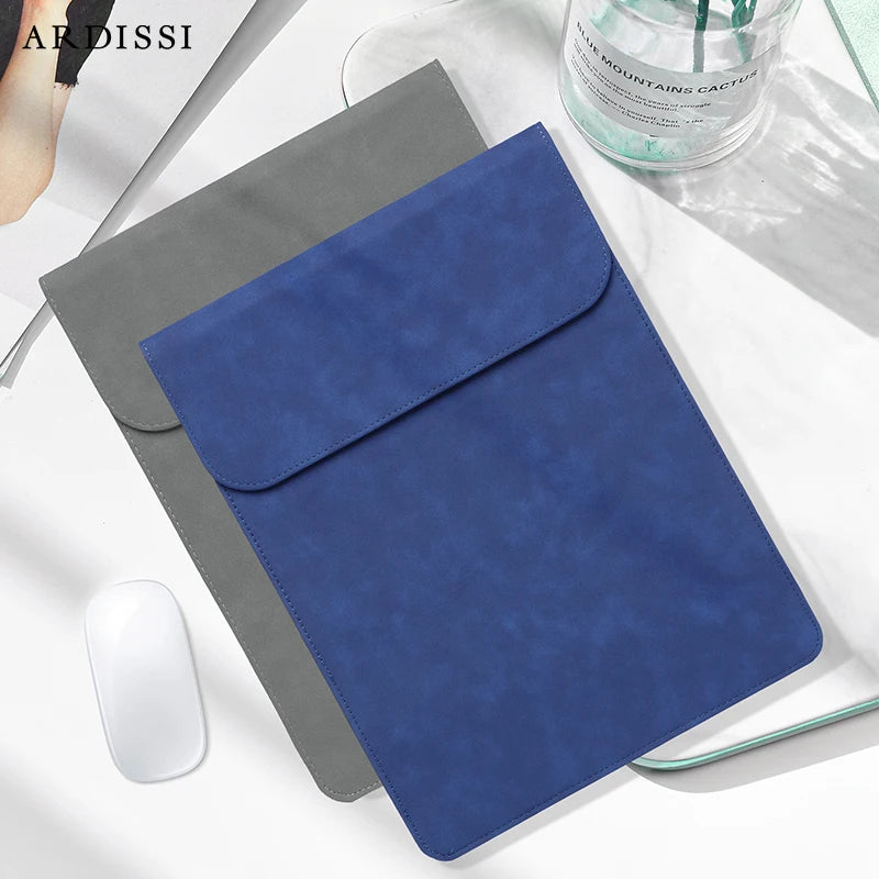 Housse ordinateur effet daim à rabat, trousse assortie en option