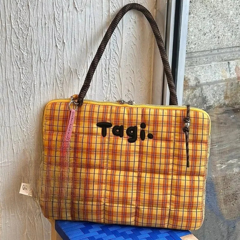 Housse ordinateur matelassée à carreaux tartan, anse en cordon tressé