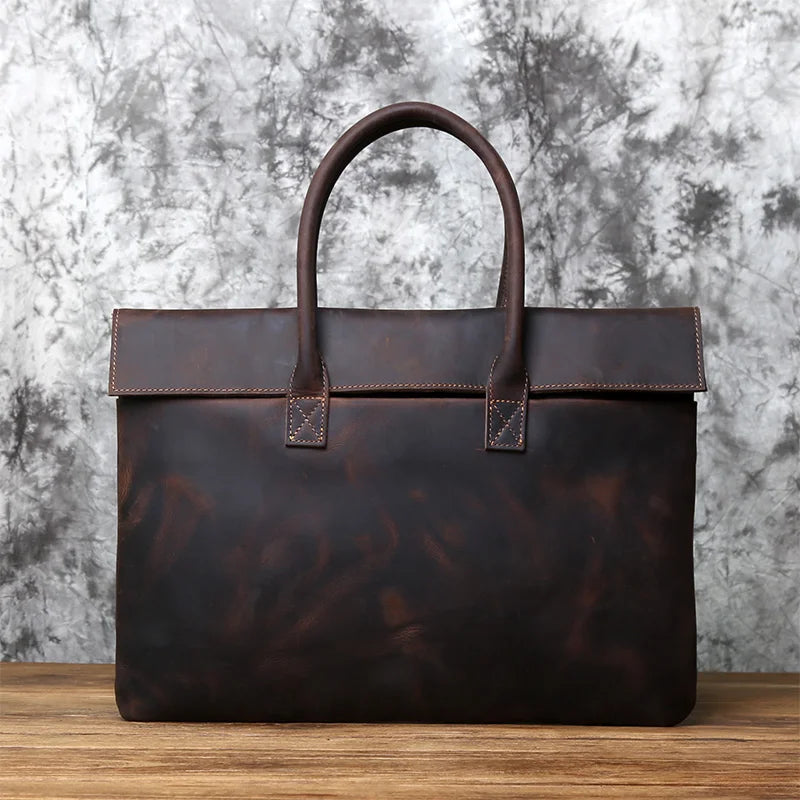 Une sacoche ordinateur extra-plate en cuir de vache