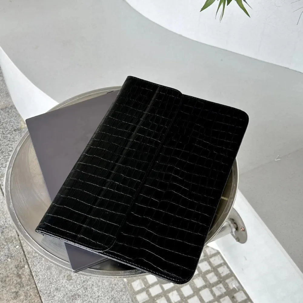 Une housse ordinateur fine au relief façon croco