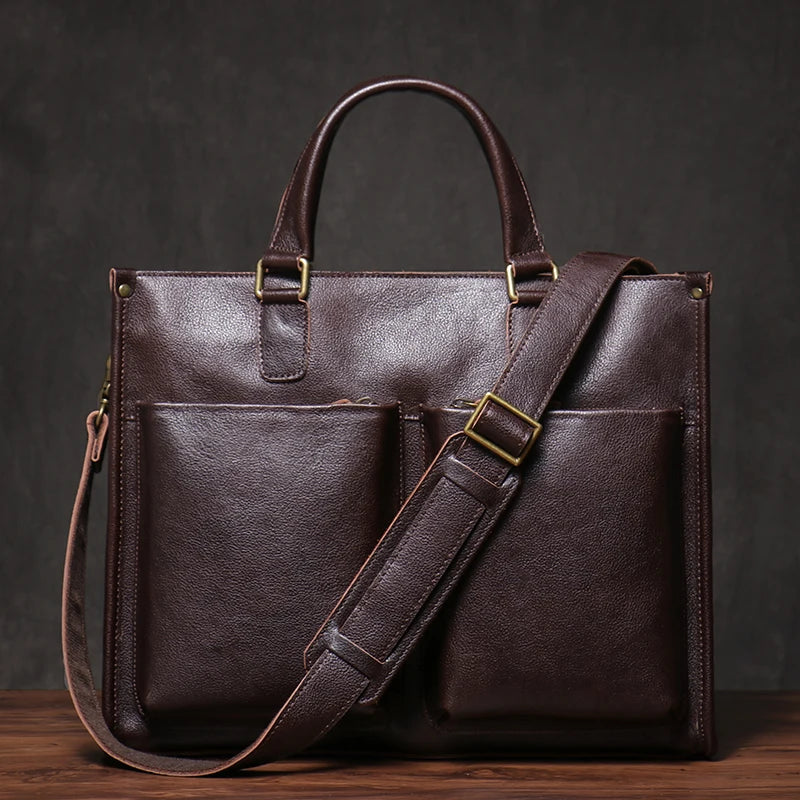 Une sacoche ordinateur en cuir à deux poches zippées