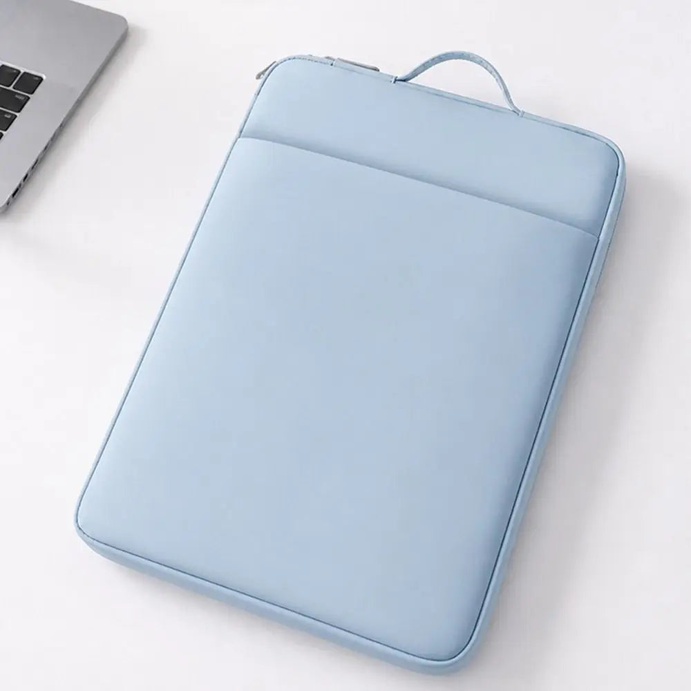 Une pochette ordinateur en simili cuir lisse et déperlant
