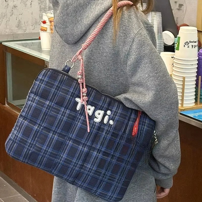 Housse ordinateur matelassée à carreaux tartan, anse en cordon tressé