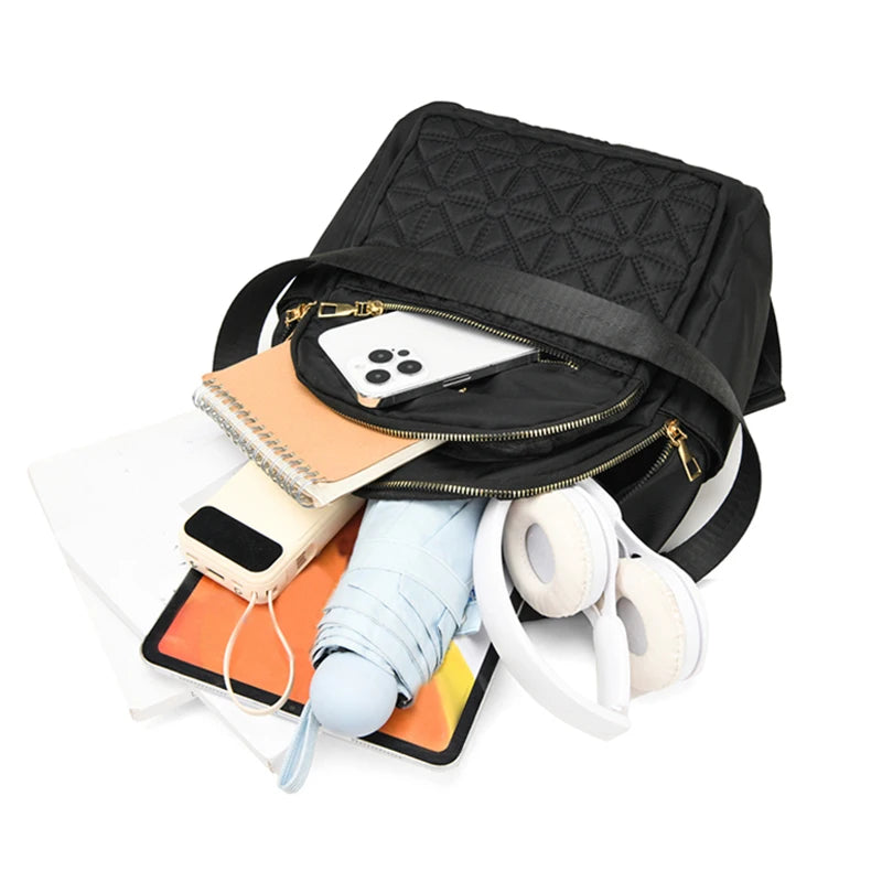 Sac à dos ordinateur compact en nylon matelassé, finitions dorées