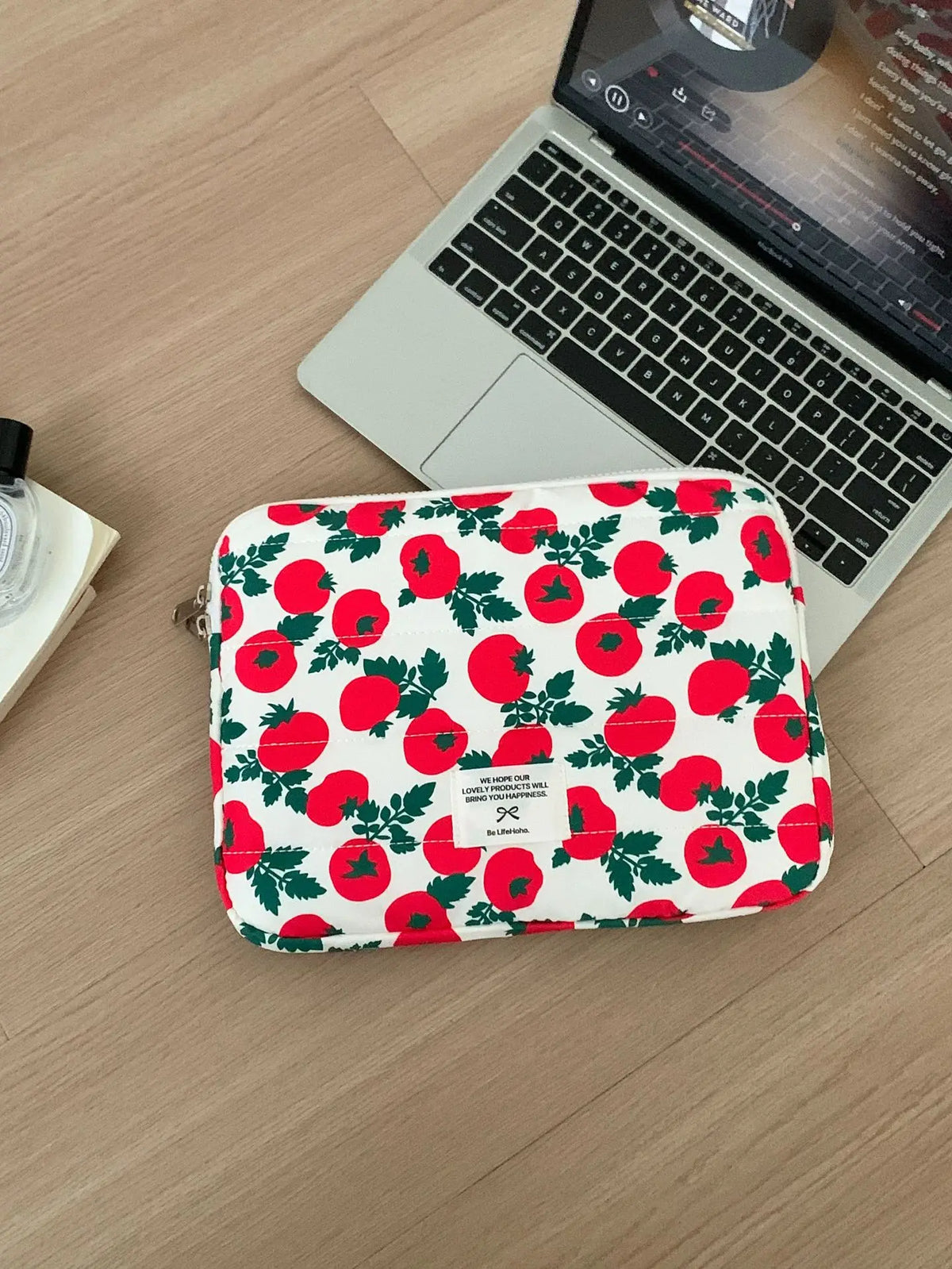 Une pochette ordinateur femme à l'imprimé tomates