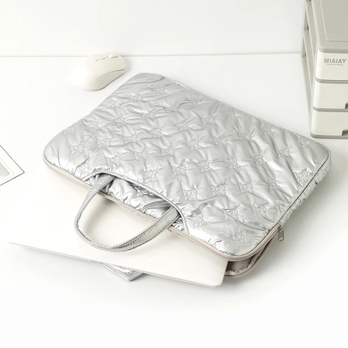 Pochette ordinateur matelassée à poignées, effet doudoune brillant