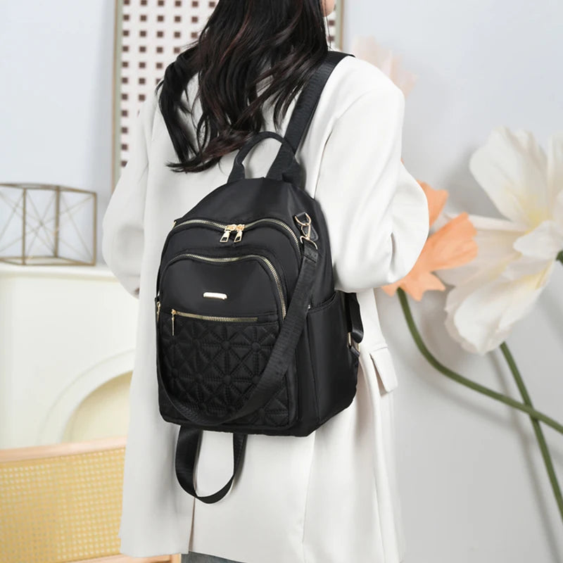 Un sac à dos en nylon matelassé doré