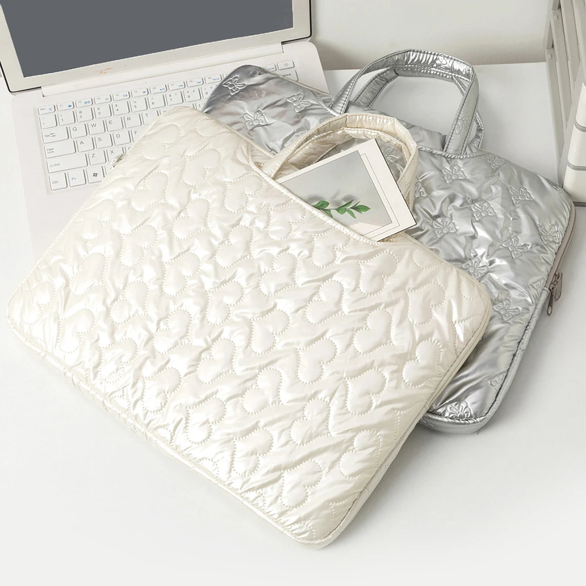 Pochette ordinateur matelassée à poignées, effet doudoune brillant