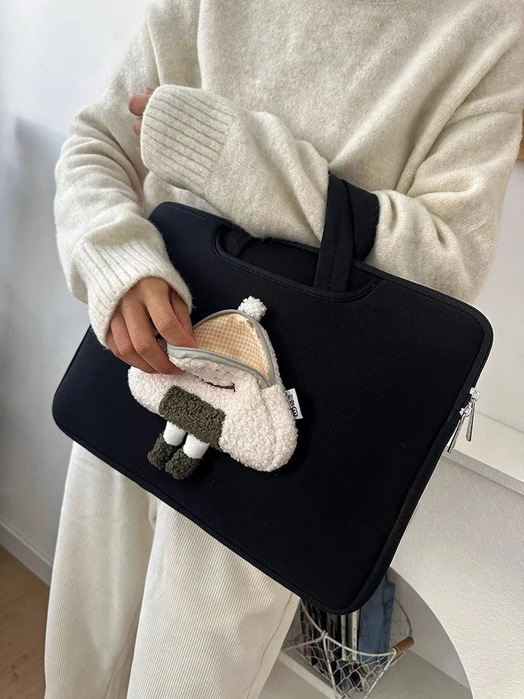 Pochette ordinateur femme noire à poignées et bourse en peluche