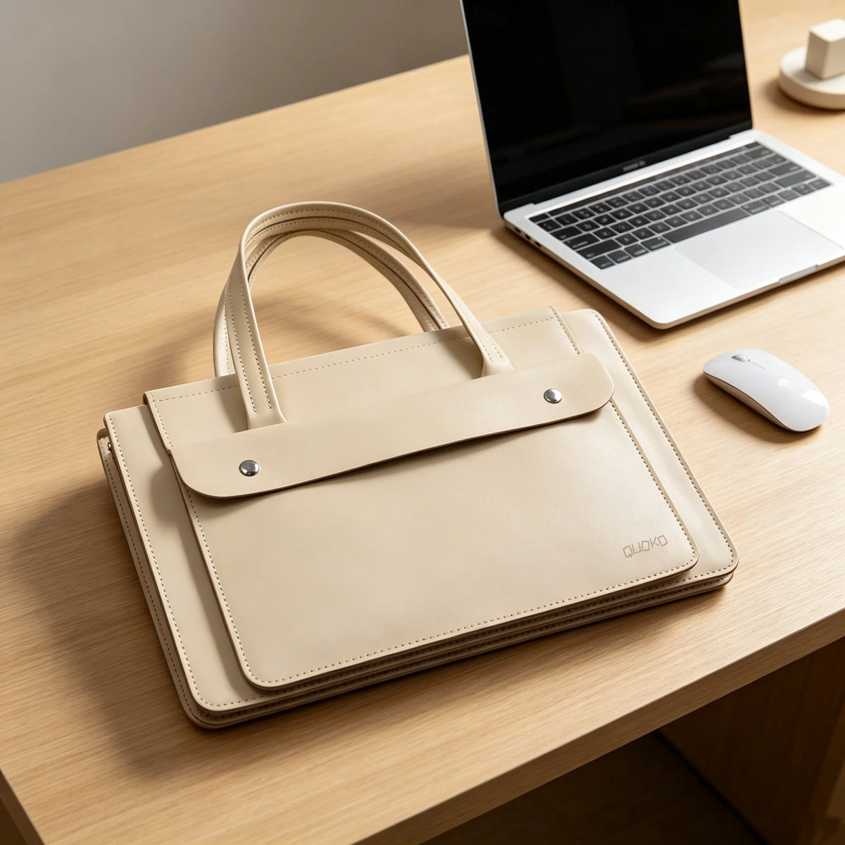 Une pochette ordinateur en simili cuir à double poche